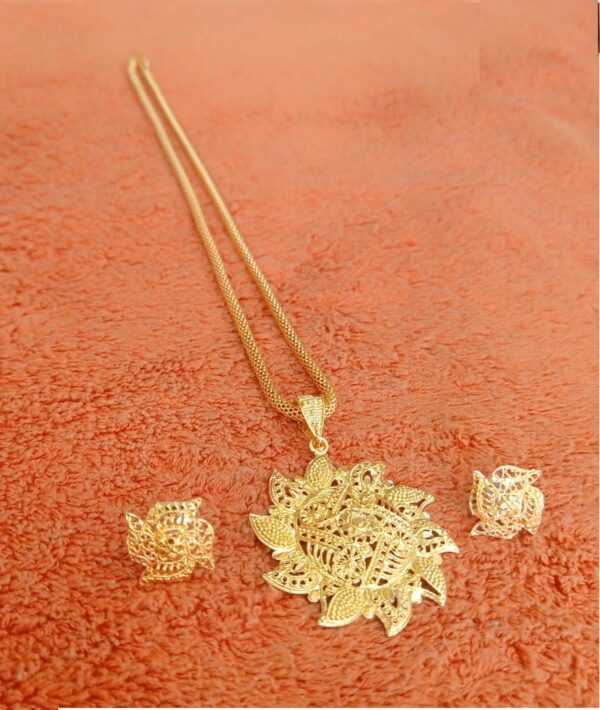 Fancy chain with locket