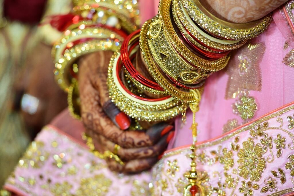Home Close-up of a bride's hands adorned with intricate henna and traditional jewelry during an Indian wedding.
